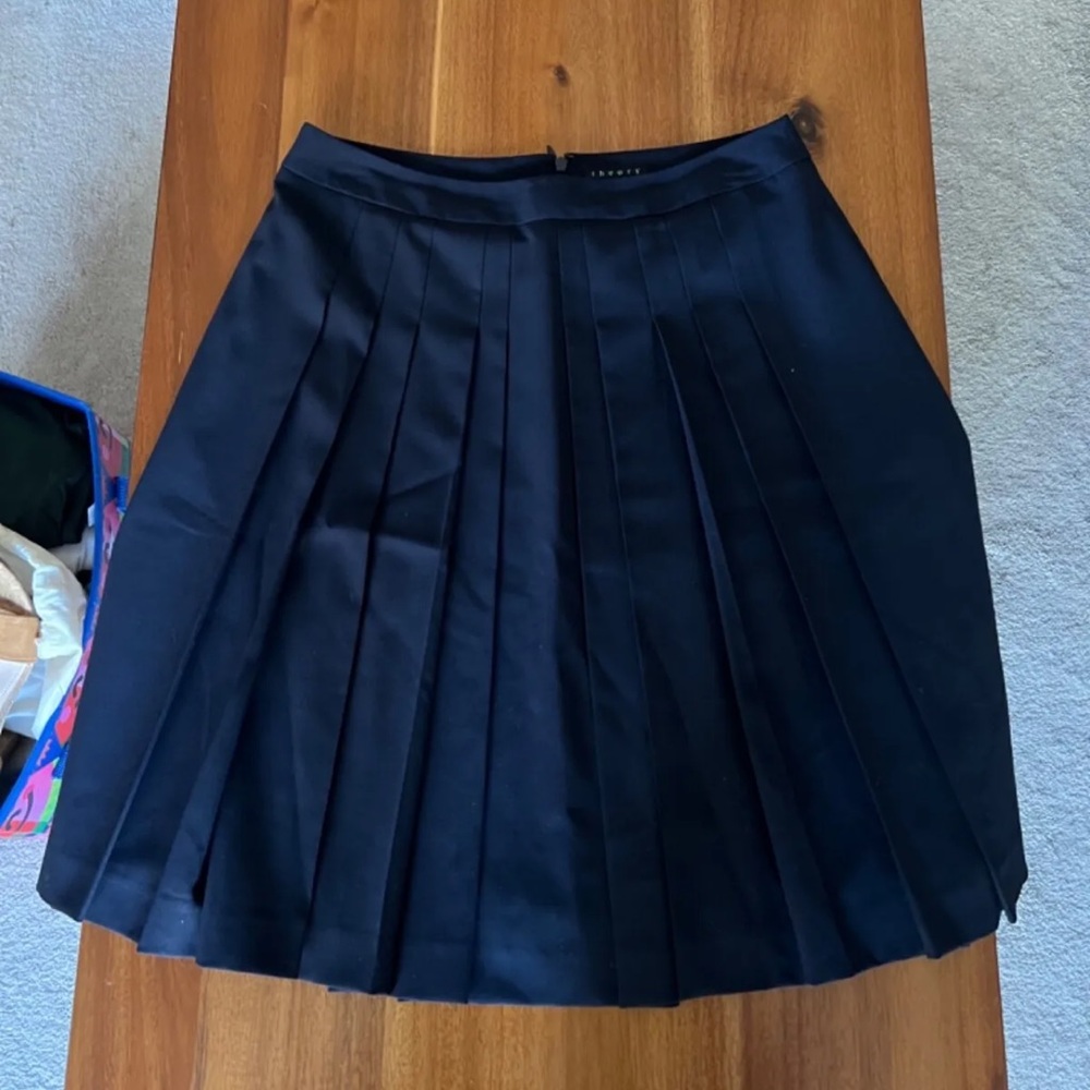 Pleated size 4 Theory